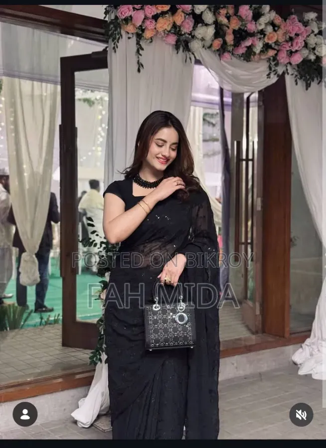 কালো কাজ করা শাড়ি