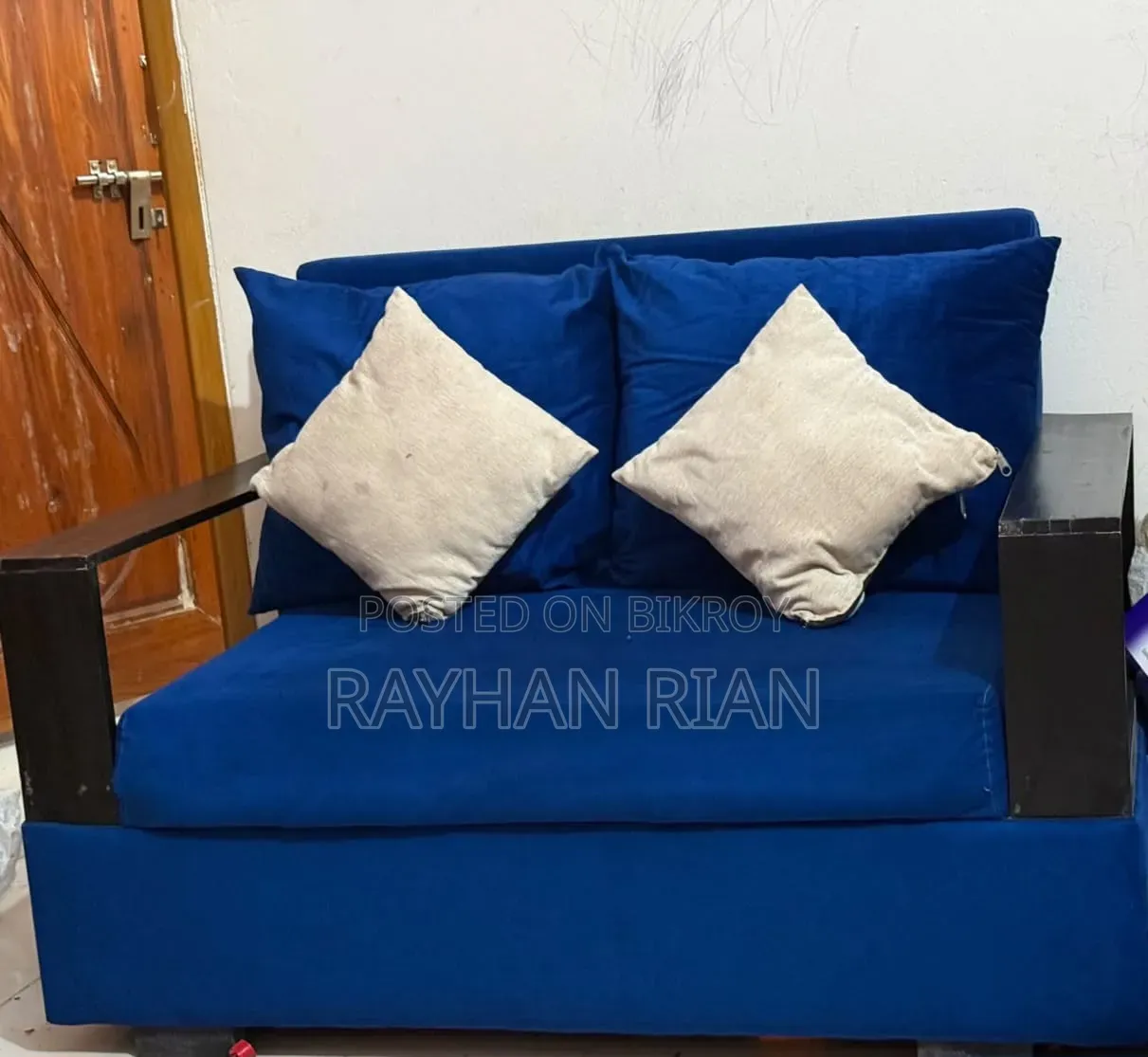 জরুরী সোফা সেট (৩+২) বিক্রয়ের জন্য