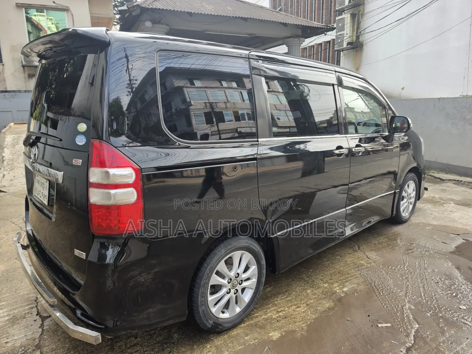 Toyota Noah 2.0 143hp FWD (8 Seater) 2011 Black