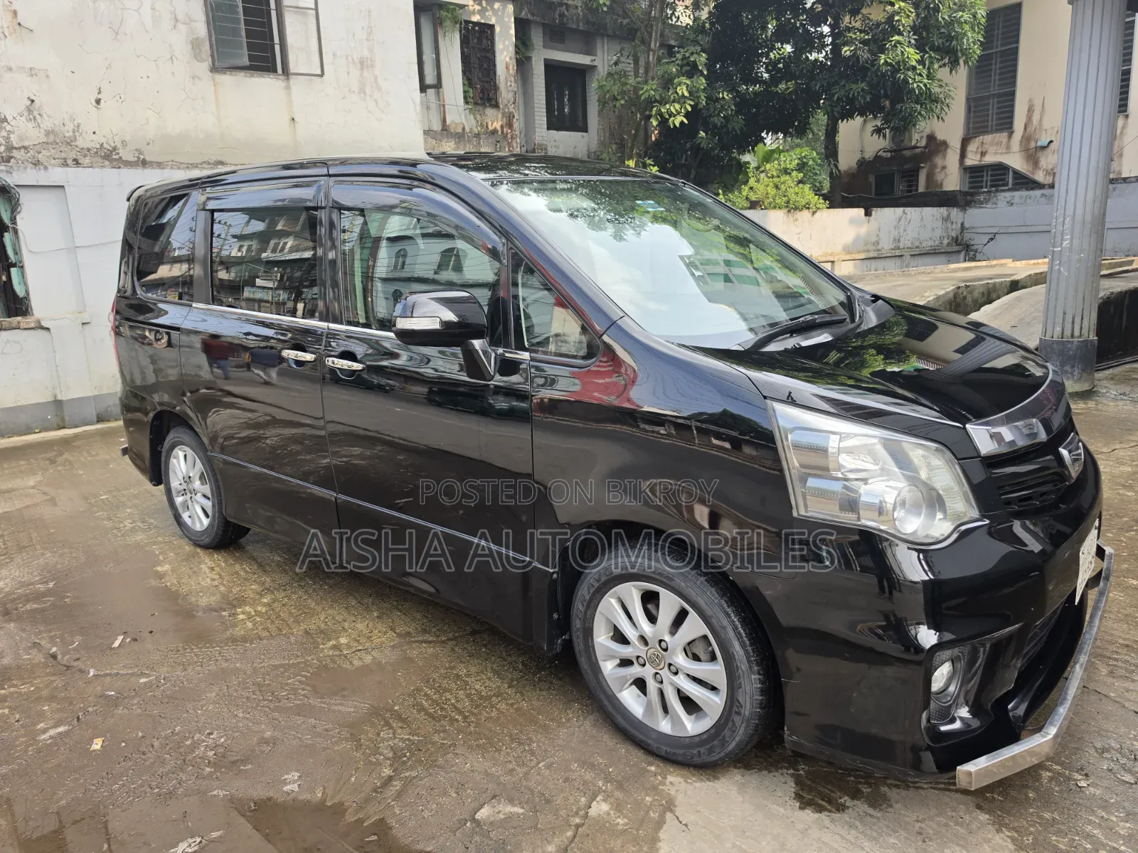 Toyota Noah 2.0 143hp FWD (8 Seater) 2011 Black