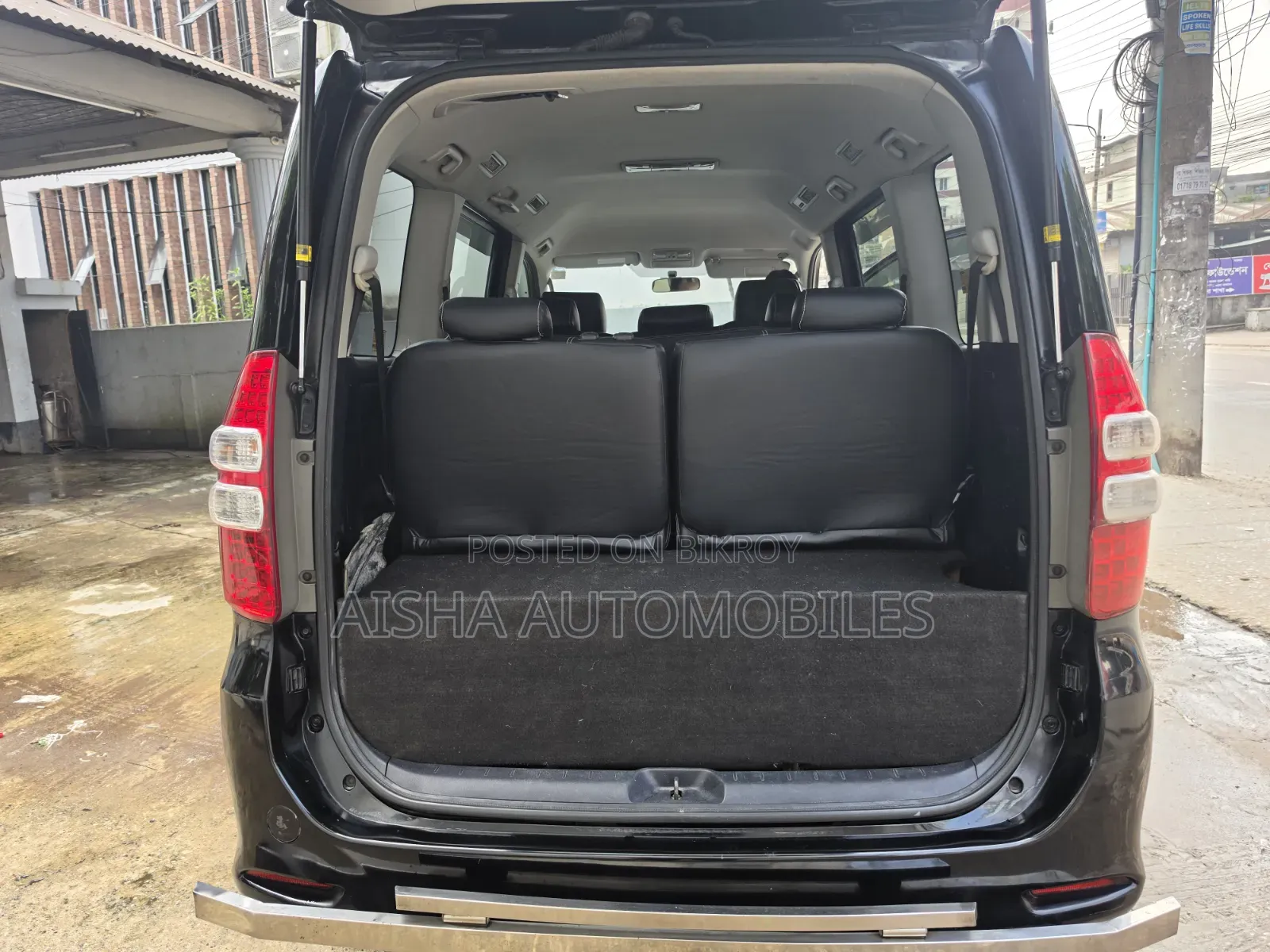 Toyota Noah 2.0 143hp FWD (8 Seater) 2011 Black