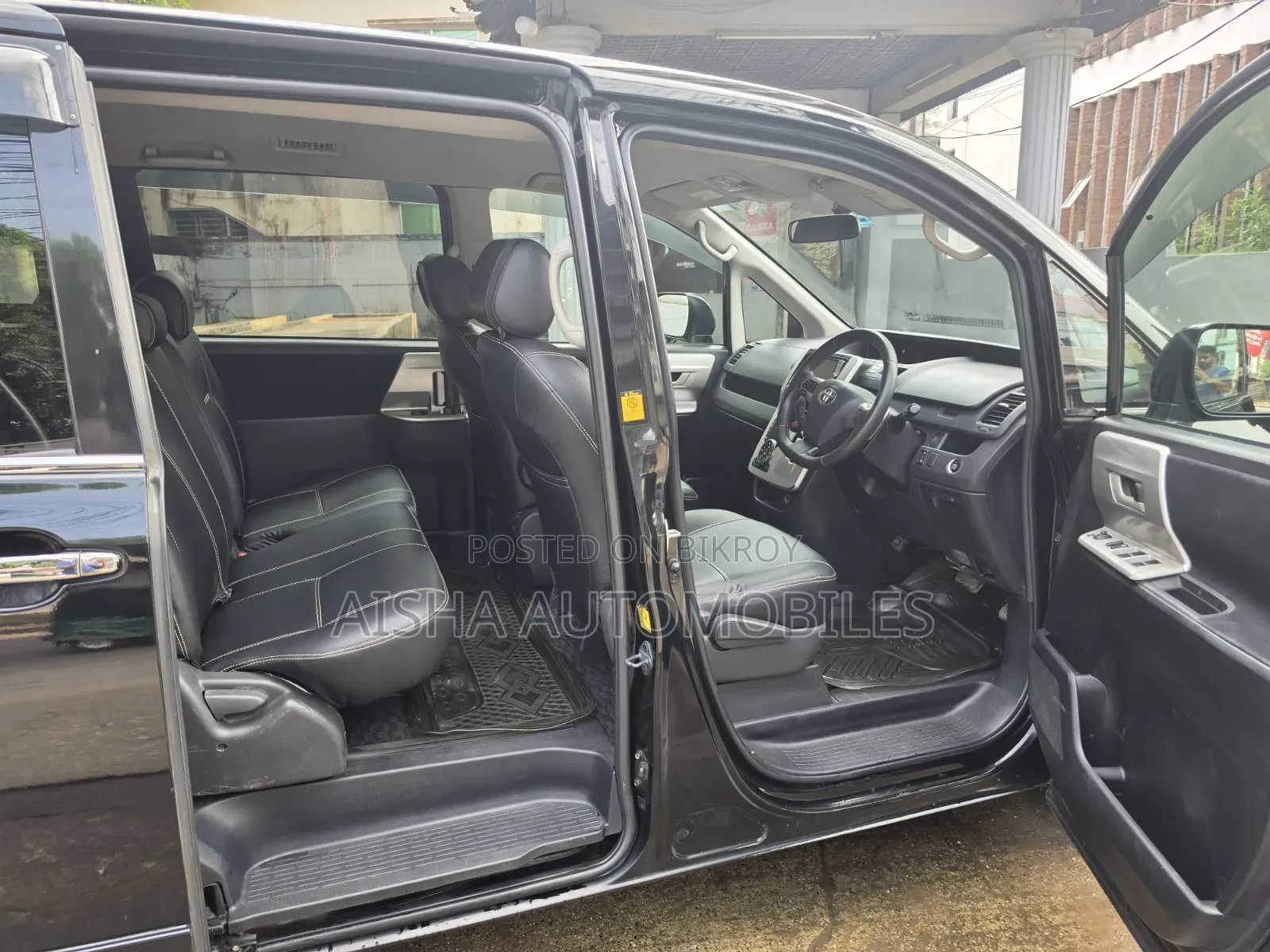 Toyota Noah 2.0 143hp FWD (8 Seater) 2011 Black