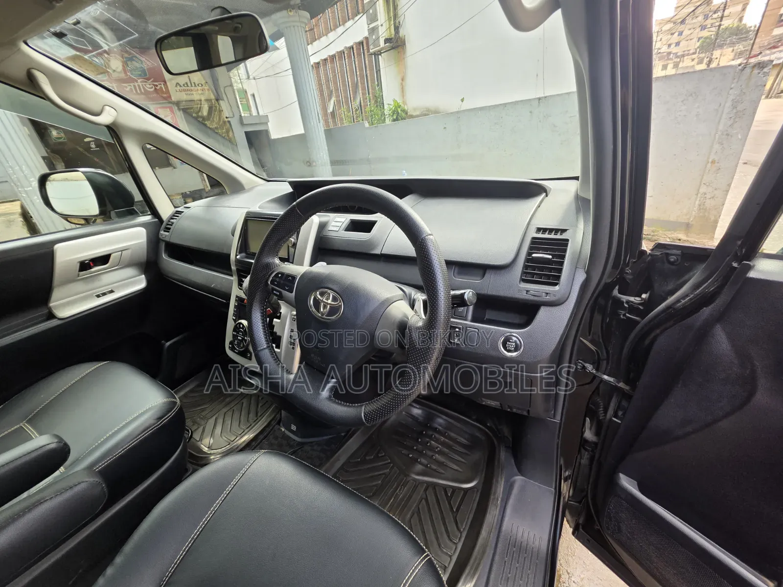 Toyota Noah 2.0 143hp FWD (8 Seater) 2011 Black