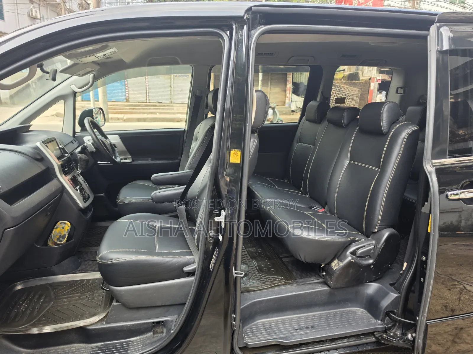 Toyota Noah 2.0 143hp FWD (8 Seater) 2011 Black