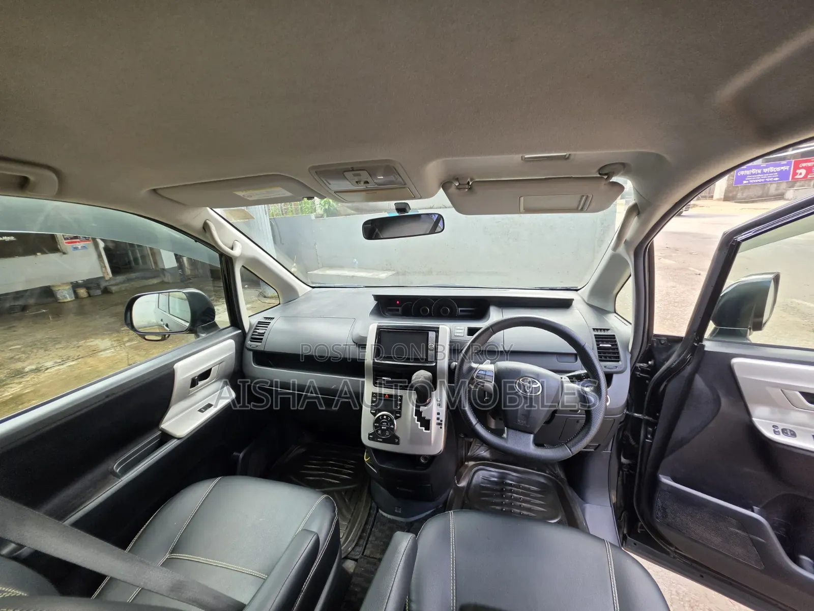 Toyota Noah 2.0 143hp FWD (8 Seater) 2011 Black