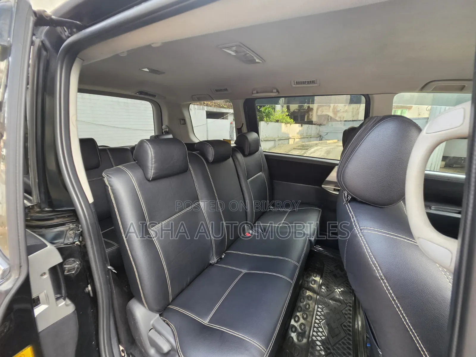 Toyota Noah 2.0 143hp FWD (8 Seater) 2011 Black