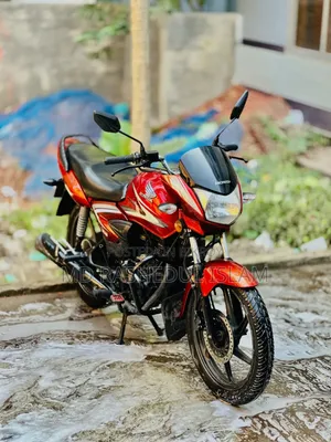 হোন্ডা সিবি ২০১৬ লাল