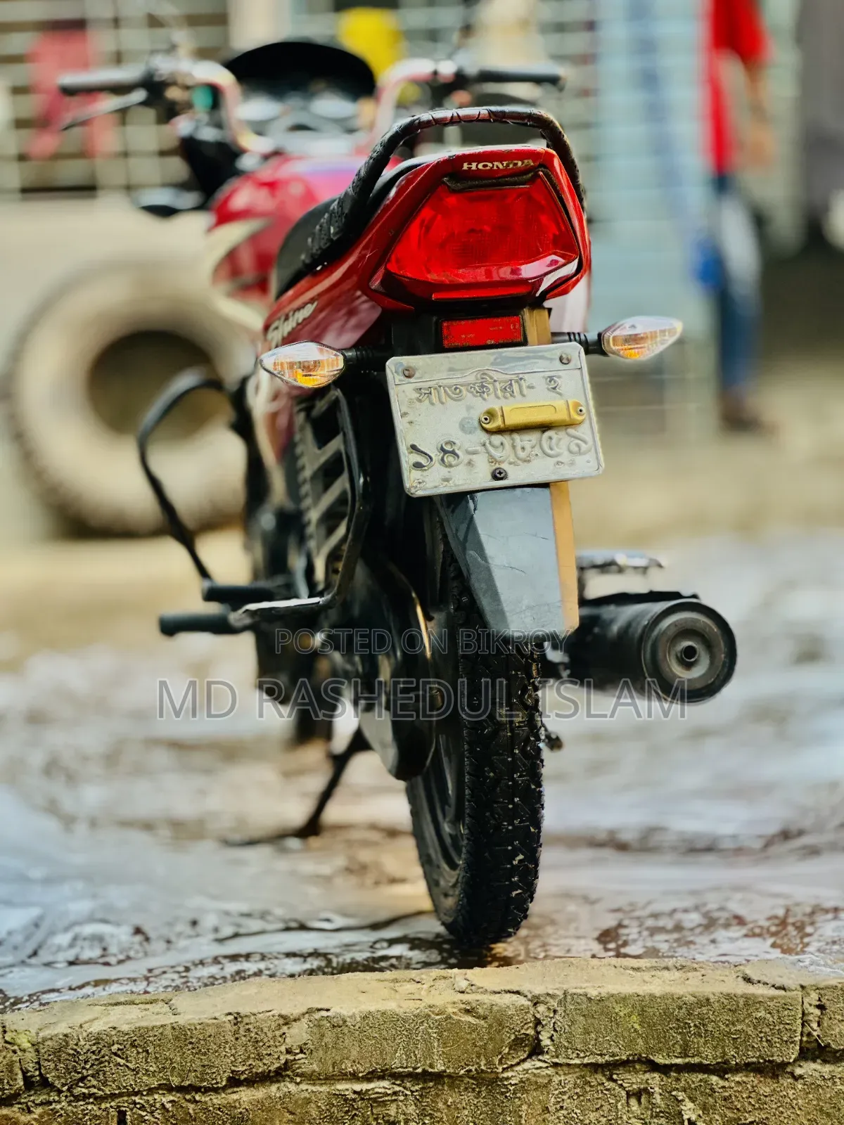 হোন্ডা সিবি ২০১৬ লাল