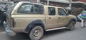 Nissan Navara 2.5 dCi Four Wheel Drive 2007 Gold