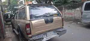 Nissan Navara 2.5 dCi Four Wheel Drive 2007 Gold