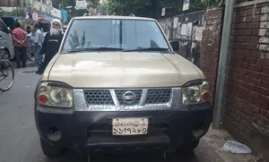 Nissan Navara 2.5 dCi Four Wheel Drive 2007 Gold
