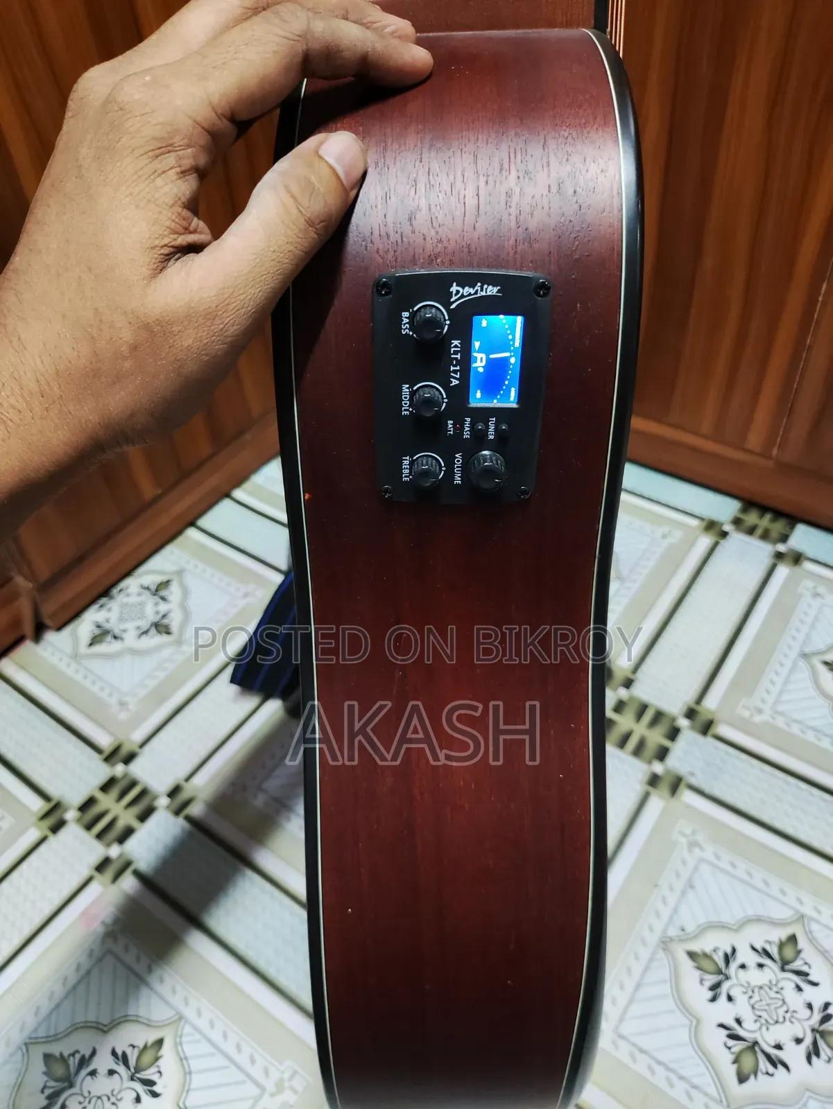 ইকুলাইজারসহ ডিভাইজার অ্যাকোস্টিক গিটার