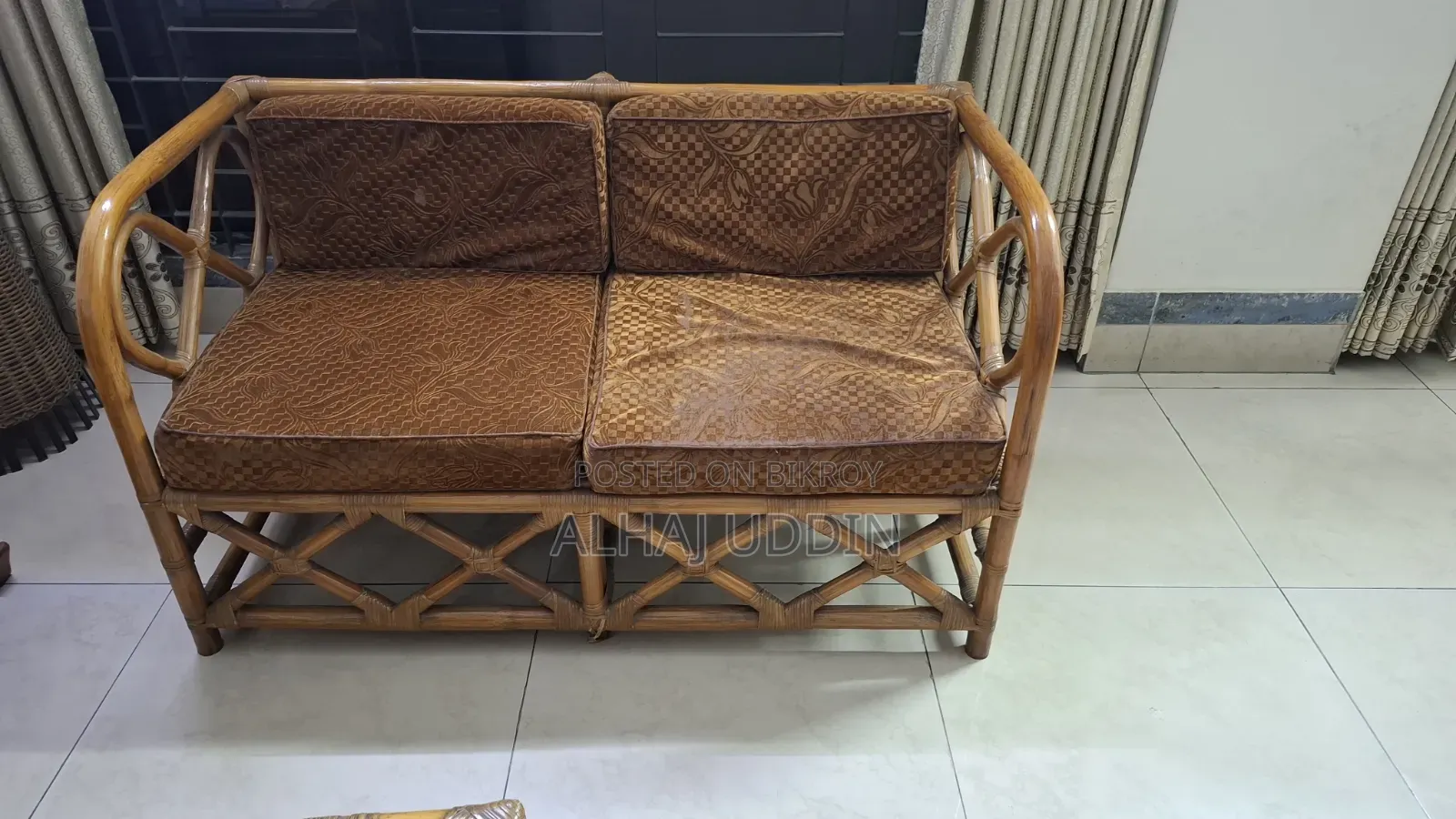 কম খরচে আসবাবপত্র (বেতের সোফা)