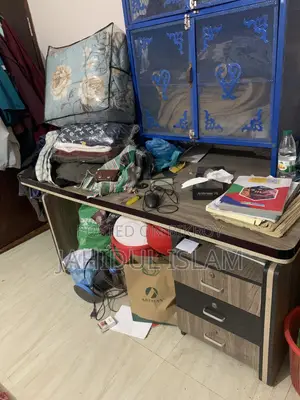 অফিস টেবিল