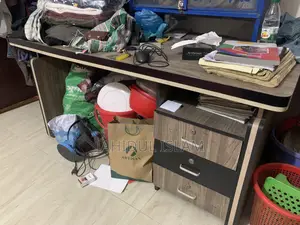 অফিস টেবিল