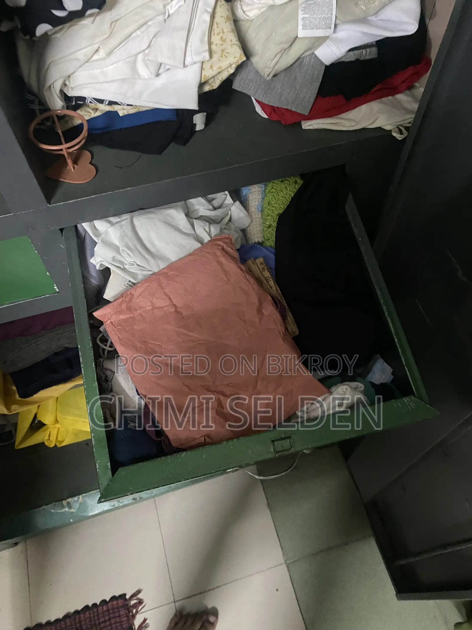 মেটাল আলমারি