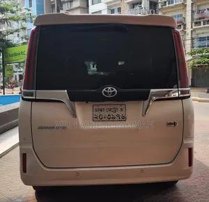 Toyota Esquire 1.8 Front-Wheel Drive Hybrid (7 seater) 2019 Pearl