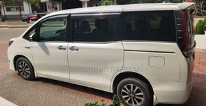 Toyota Esquire 1.8 Front-Wheel Drive Hybrid (7 seater) 2019 Pearl