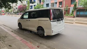 Toyota Esquire 1.8 Front-Wheel Drive Hybrid (7 seater) 2019 Pearl
