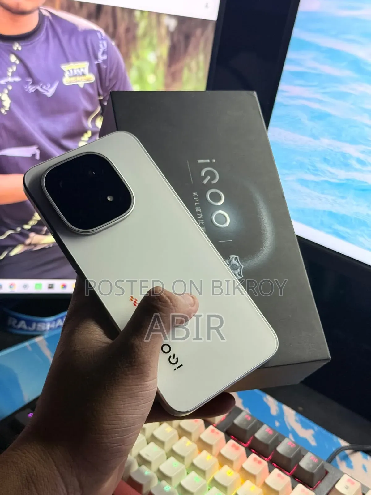 আইকিউওও ১৫ ২৫৬ জিবি সাদা