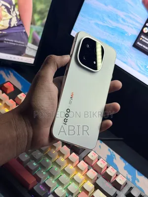 আইকিউওও ১৫ ২৫৬ জিবি সাদা