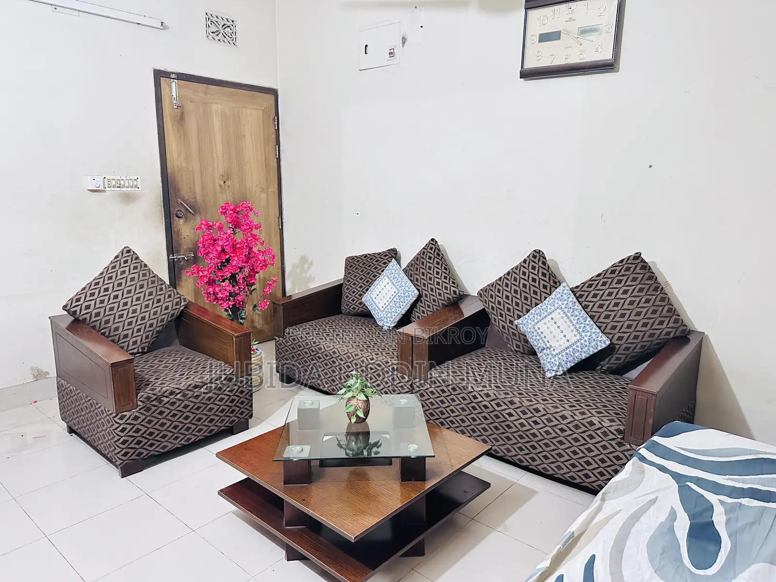 ভালো কন্ডিশন জরুরি ভিত্তিতে সোফা বিক্রি হবে