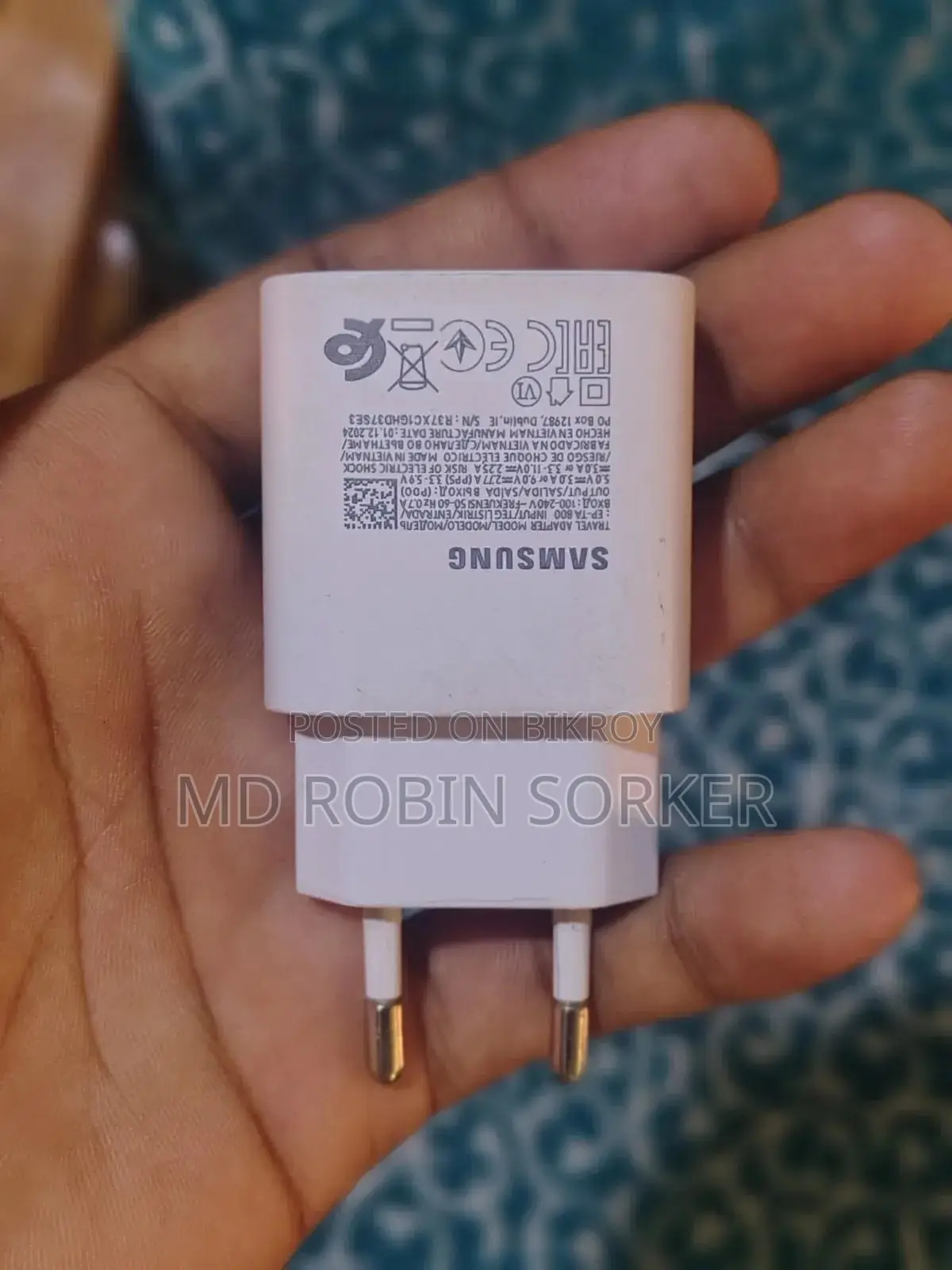 Charger: Samsung Travel Adapter