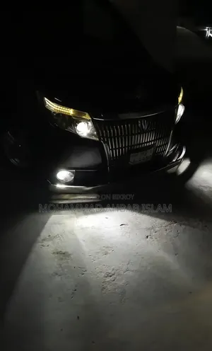 টয়োটা এসকোয়ার ১.৮ এফডব্লিউডি হাইব্রিড (৭ সিটার) ২০১৫ মেরুন