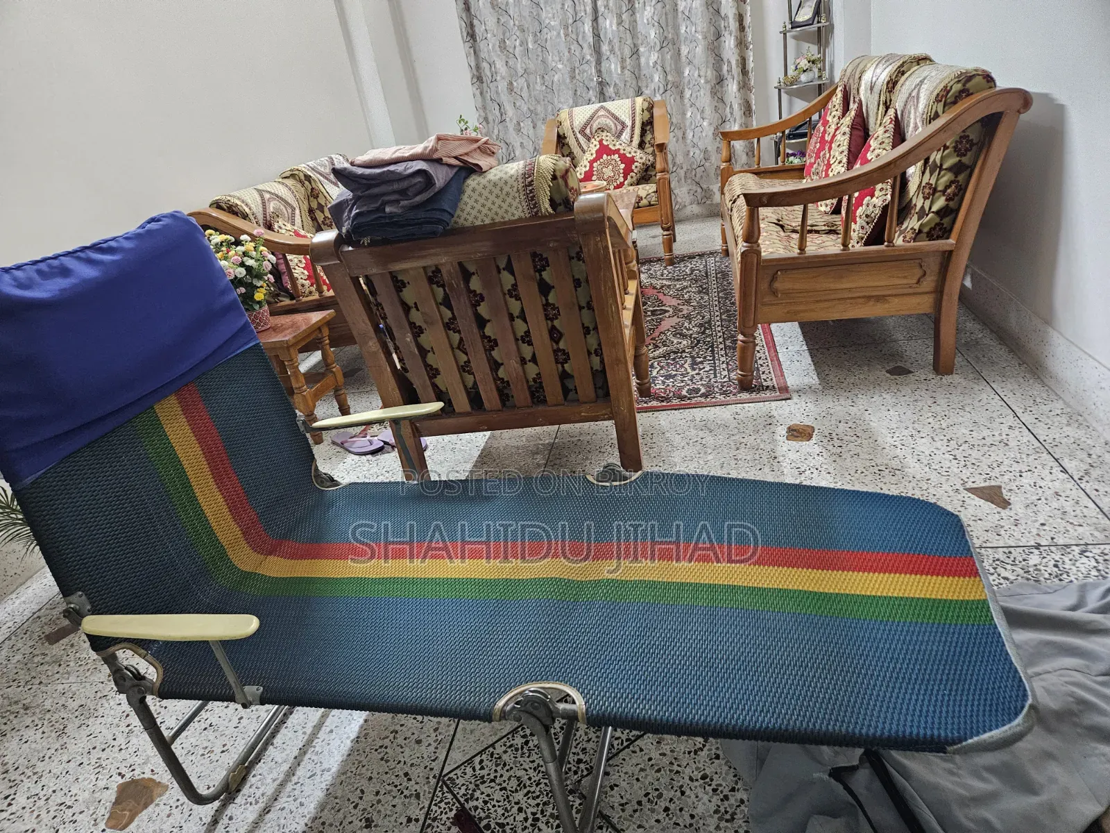 একটি ফোল্ডিং ইজি চেয়ার, সান ডেক লাউঞ্জার বা লাঞ্চ ব্রেক কট বেড