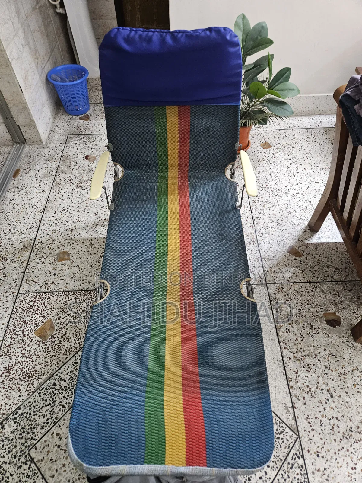 একটি ফোল্ডিং ইজি চেয়ার, সান ডেক লাউঞ্জার বা লাঞ্চ ব্রেক কট বেড