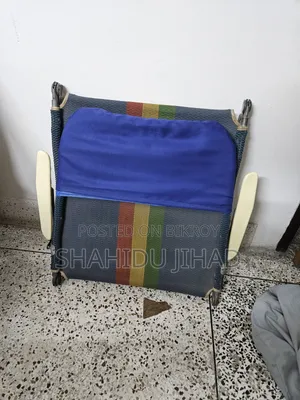 একটি ফোল্ডিং ইজি চেয়ার, সান ডেক লাউঞ্জার বা লাঞ্চ ব্রেক কট বেড