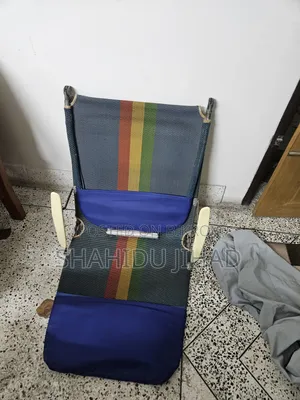 একটি ফোল্ডিং ইজি চেয়ার, সান ডেক লাউঞ্জার বা লাঞ্চ ব্রেক কট বেড