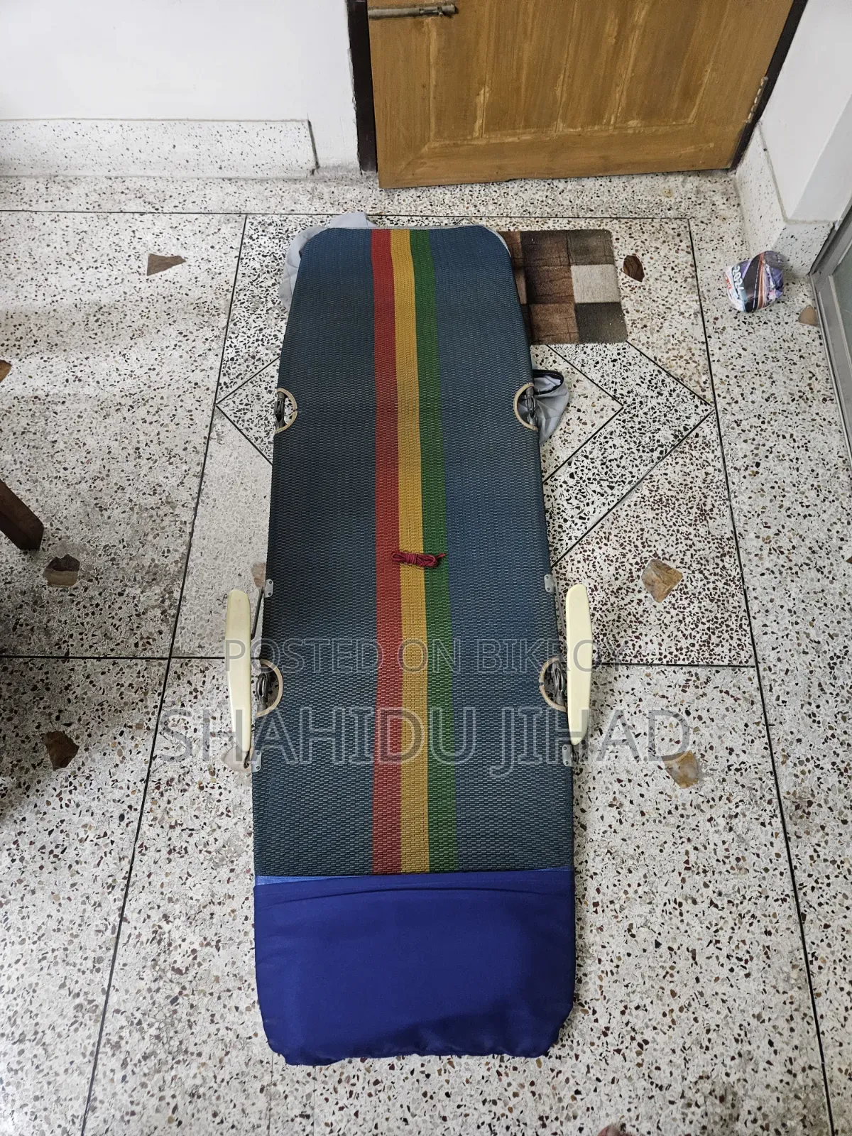 একটি ফোল্ডিং ইজি চেয়ার, সান ডেক লাউঞ্জার বা লাঞ্চ ব্রেক কট বেড