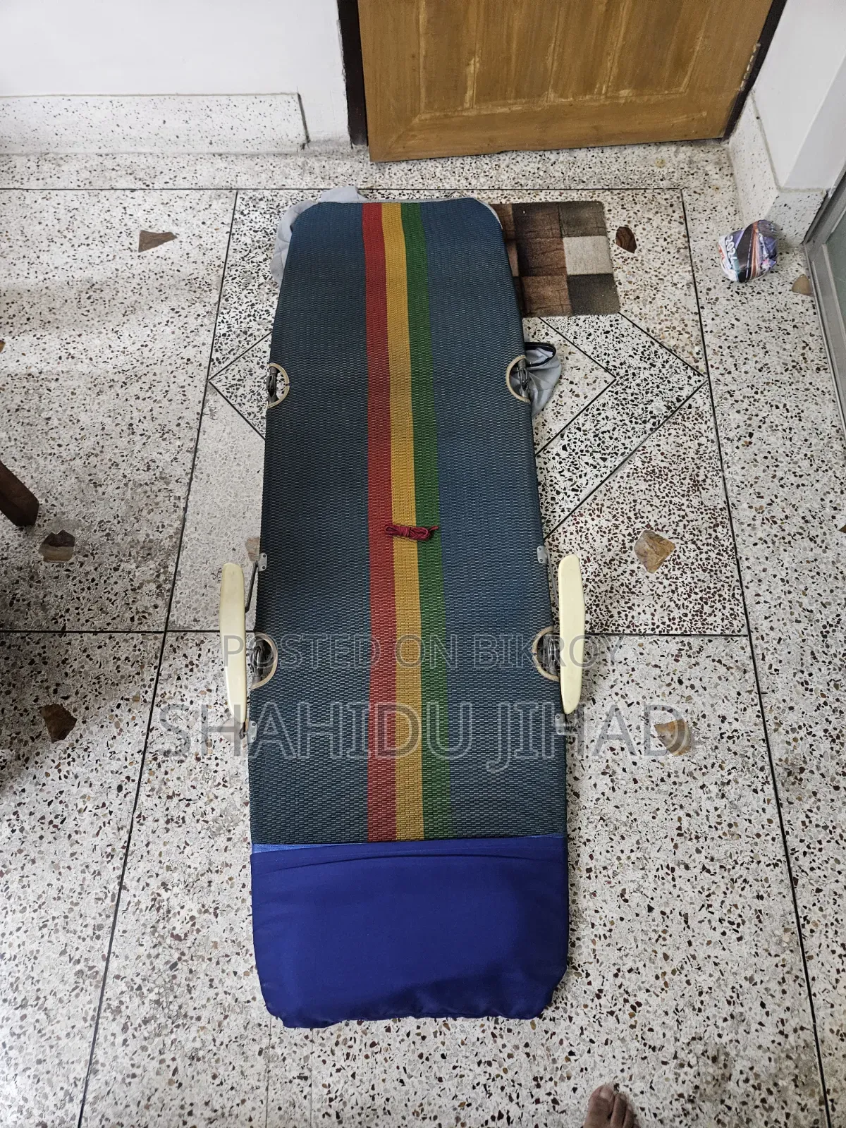 একটি ফোল্ডিং ইজি চেয়ার, সান ডেক লাউঞ্জার বা লাঞ্চ ব্রেক কট বেড