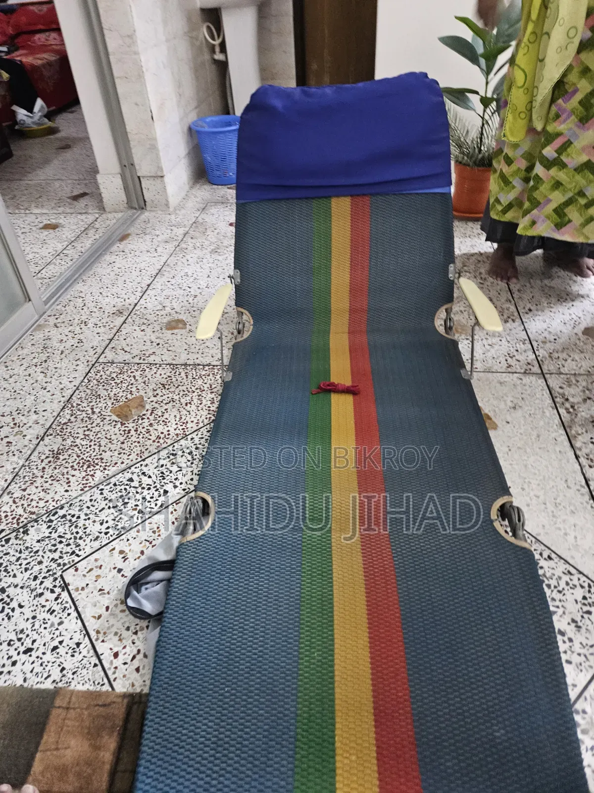 একটি ফোল্ডিং ইজি চেয়ার, সান ডেক লাউঞ্জার বা লাঞ্চ ব্রেক কট বেড
