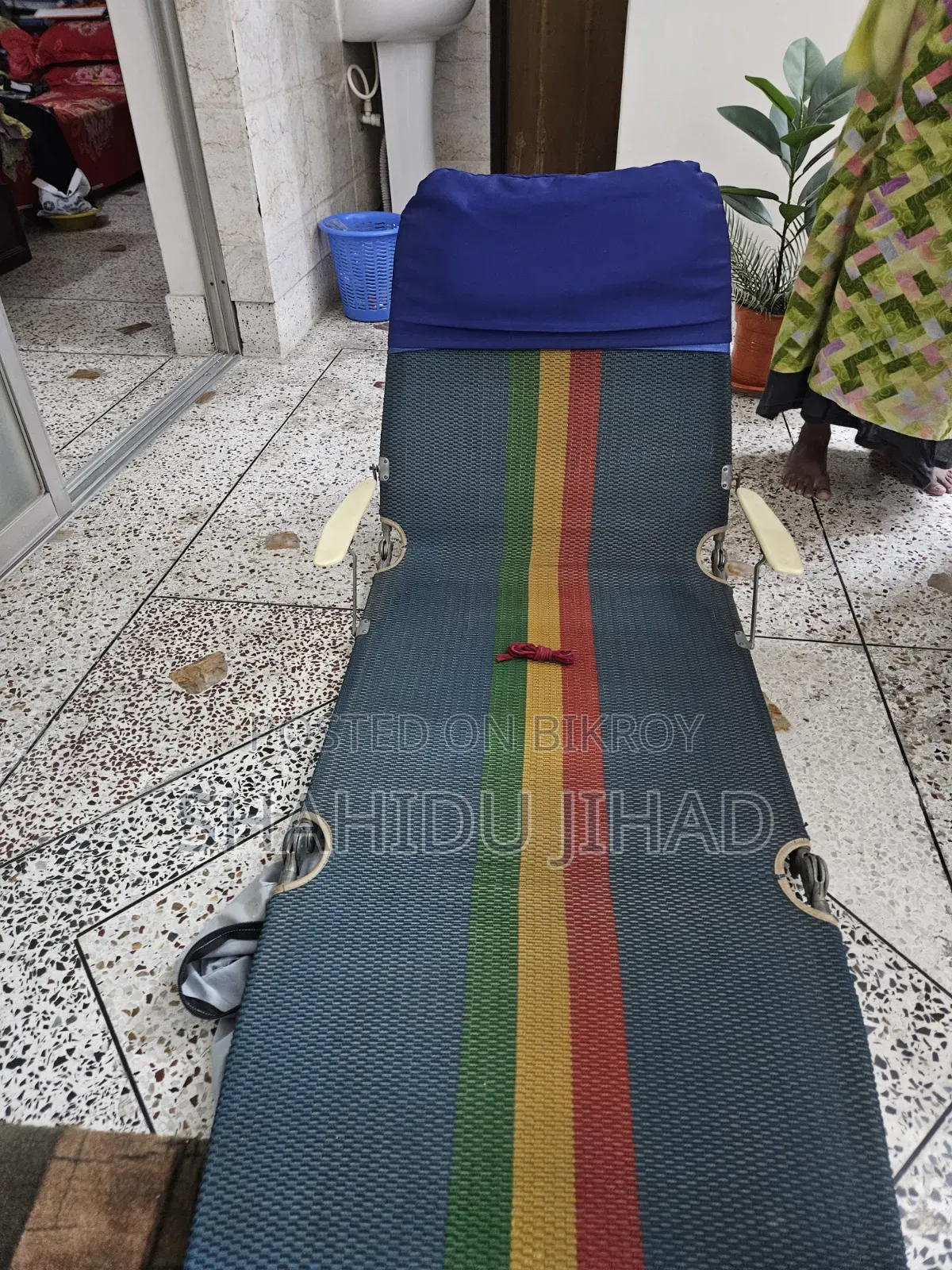 একটি ফোল্ডিং ইজি চেয়ার, সান ডেক লাউঞ্জার বা লাঞ্চ ব্রেক কট বেড