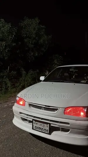 টয়োটা করোল্লা সেডান ১৯৯৯ সাদা
