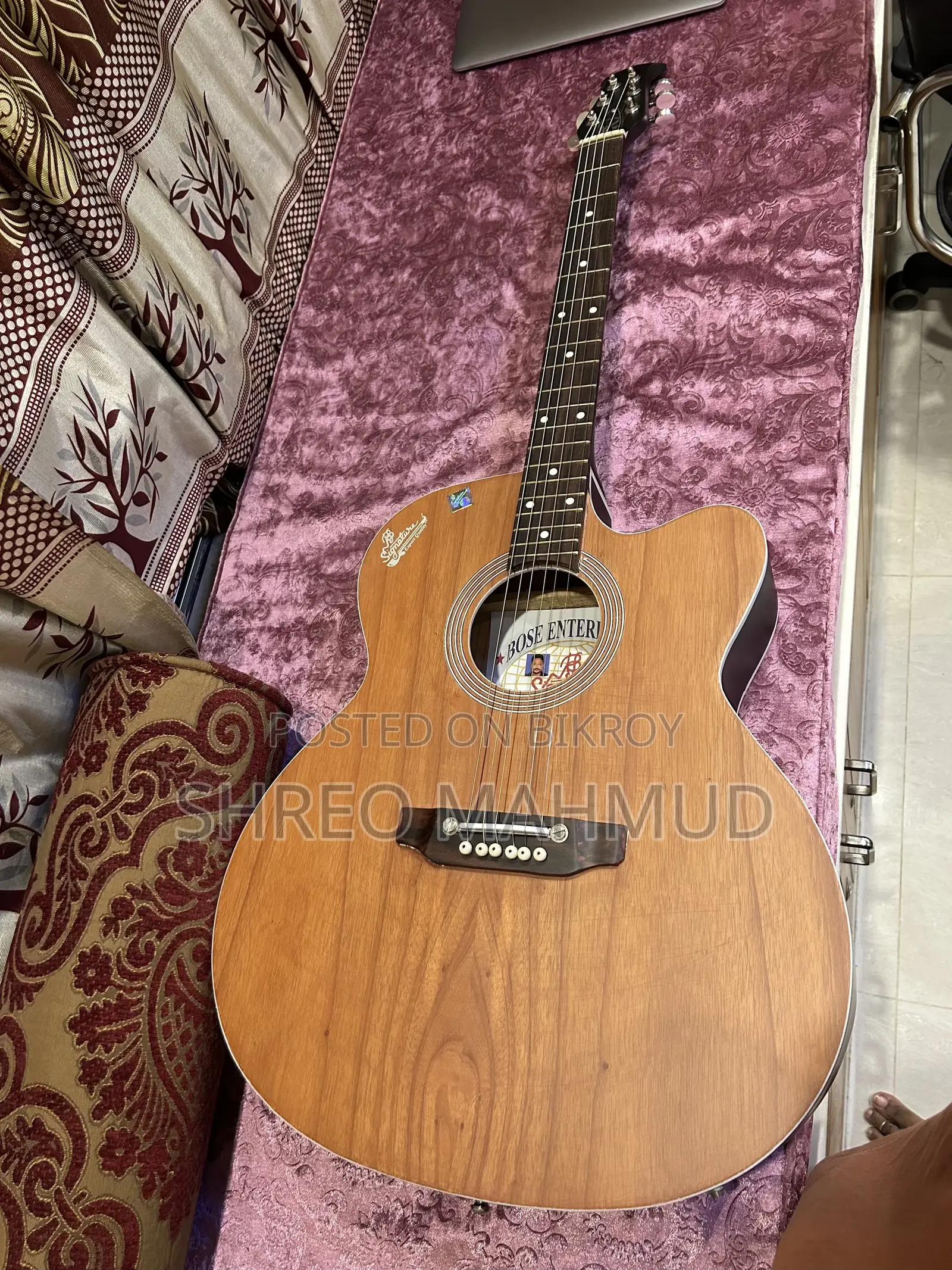 Signature Acoustic 6 String Guitar for Sell