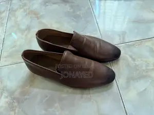 জুতো বিক্রির জন্য