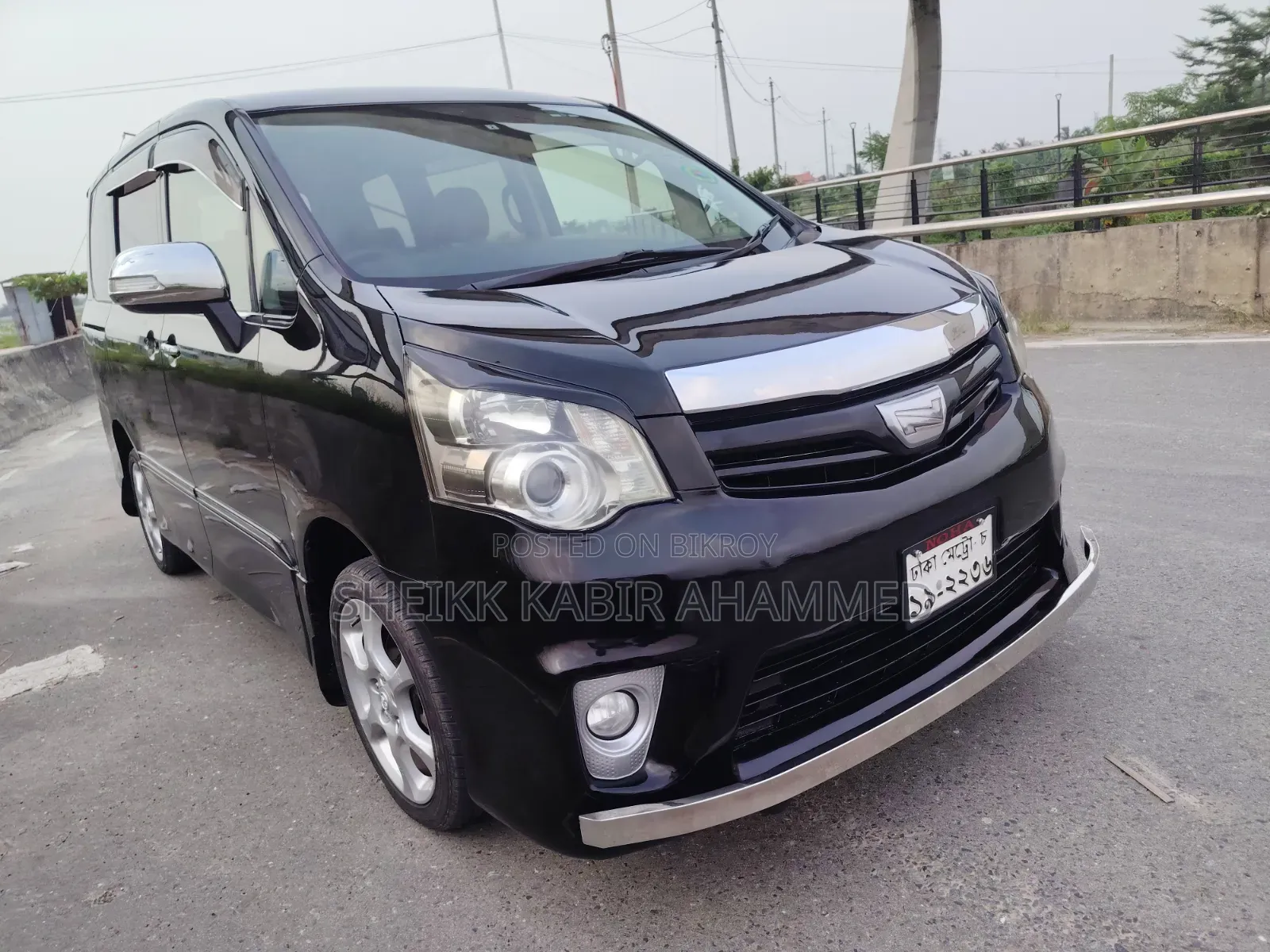 Toyota Noah 2.0 143hp All-Wheel Drive (7 Seater) 2011 Black