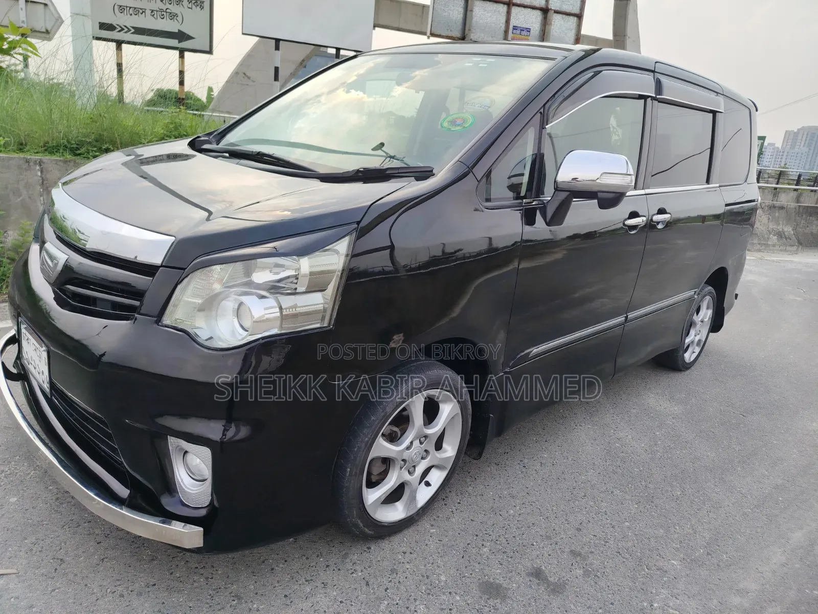 Toyota Noah 2.0 143hp All-Wheel Drive (7 Seater) 2011 Black