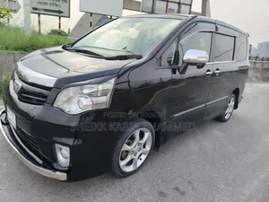 Toyota Noah 2.0 143hp All-Wheel Drive (7 Seater) 2011 Black