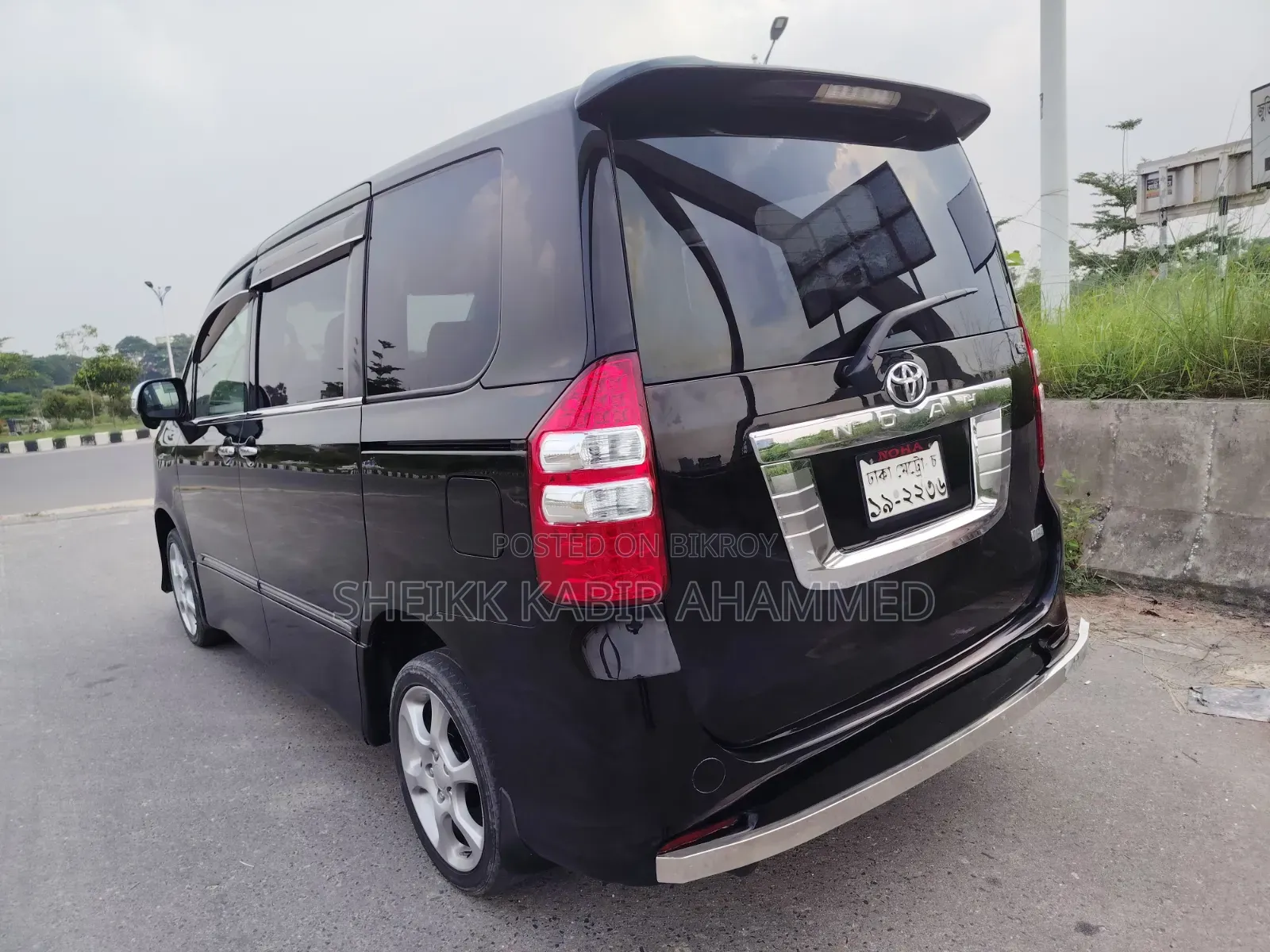 Toyota Noah 2.0 143hp All-Wheel Drive (7 Seater) 2011 Black