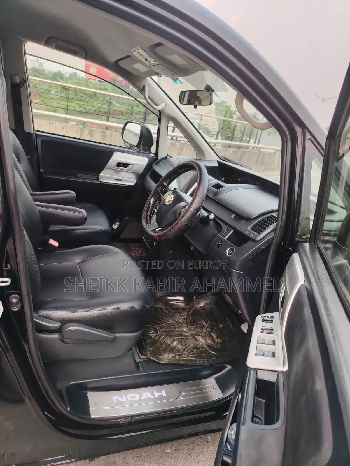 Toyota Noah 2.0 143hp All-Wheel Drive (7 Seater) 2011 Black