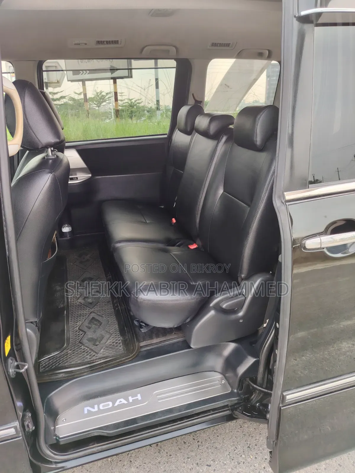 Toyota Noah 2.0 143hp All-Wheel Drive (7 Seater) 2011 Black