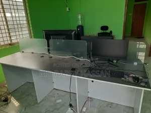 গ্লাস ডিভাইডার সহ অফিস টেবিল