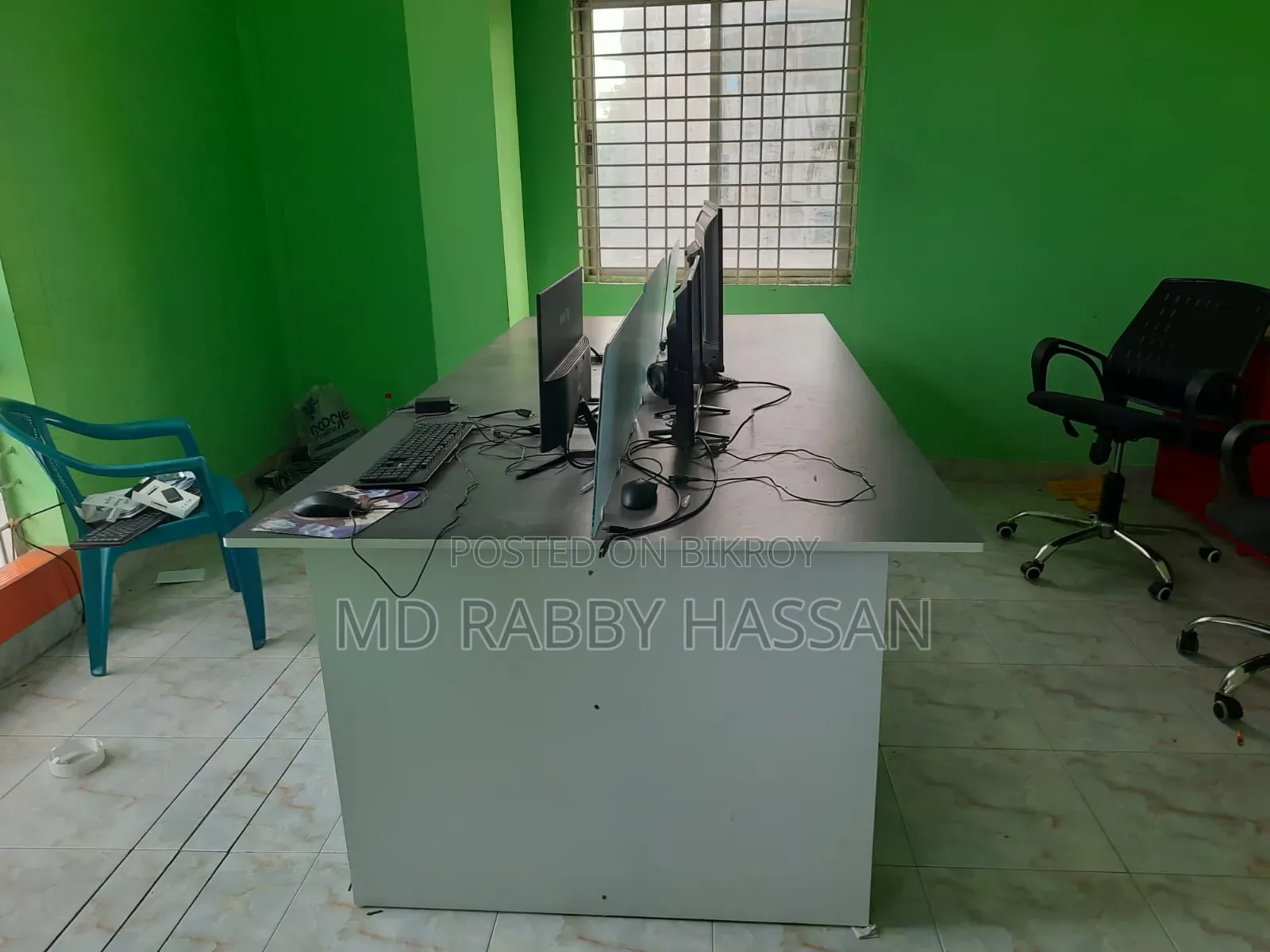 গ্লাস ডিভাইডার সহ অফিস টেবিল