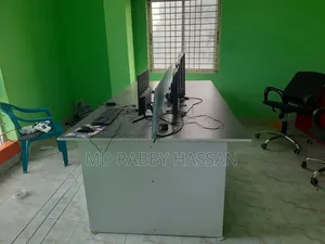 গ্লাস ডিভাইডার সহ অফিস টেবিল