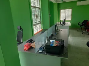 গ্লাস ডিভাইডার সহ অফিস টেবিল
