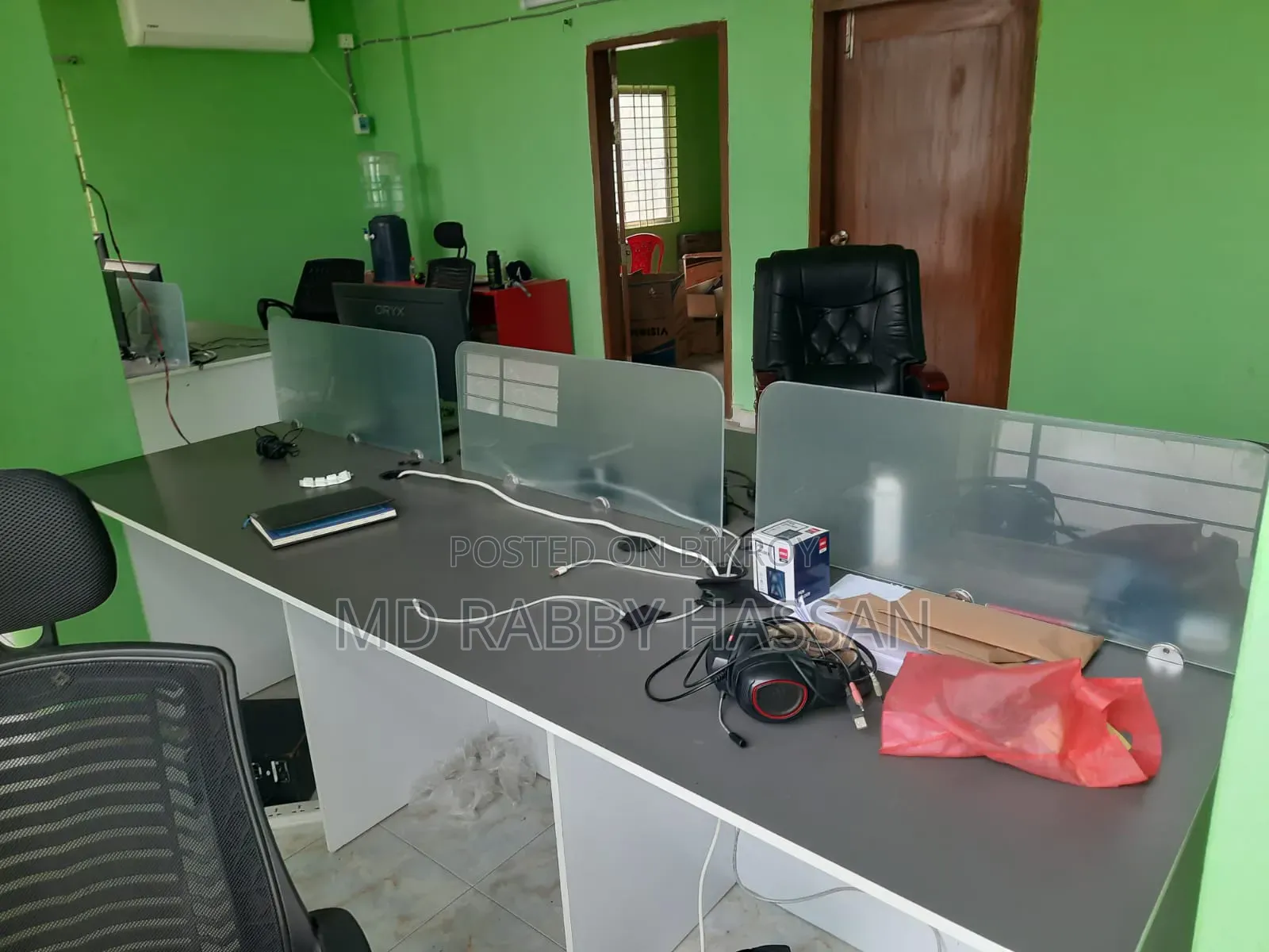 গ্লাস ডিভাইডার সহ অফিস টেবিল